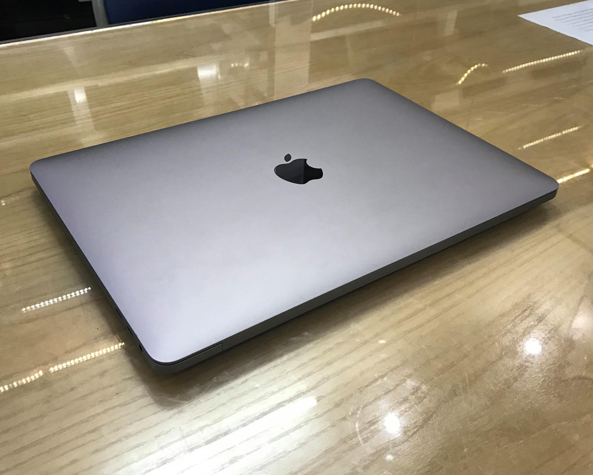 MacBook Pro 13in Touch Bar MNQF2-11.jpg